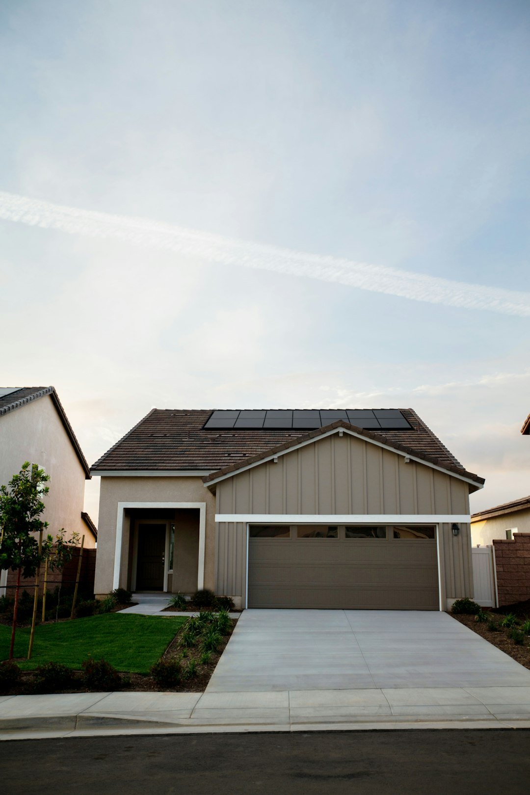 Services Vivint Solar - Solar Panels on small home with driveway from street.